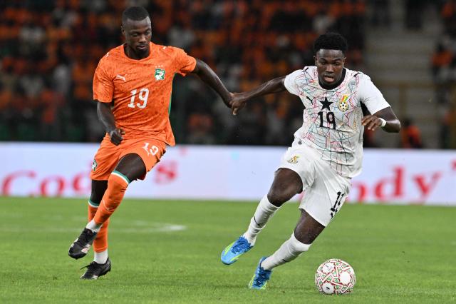 Ivory Coast's forward #19 Nicolas Pépé (L) fights for the ball with Ghana's forward #19 Ernest Nuamah during the Africa Cup of Nations 2027 qualifying football match between Ivory Coast and Ghana at the Stade de Bouake on September 24, 2026. (Photo by Issouf SANOGO / AFP)