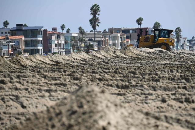 A bulldozer builds a sand berm to protect homes as workers prepare for elevated surf, coastal flooding and beach erosion ahead of Hurricane Polo in Long Beach, California, on September 24, 2026. On September 21, California's governor declared a state of emergency as the US west coast readies for what is expected to be a damaging El Nino. Forecasters say the coming months could bring powerful and damaging storms to the region because of this weather pattern, with the threat of higher-than-usual tides that could trigger coastal flooding. (Photo by Patrick T. Fallon / AFP)