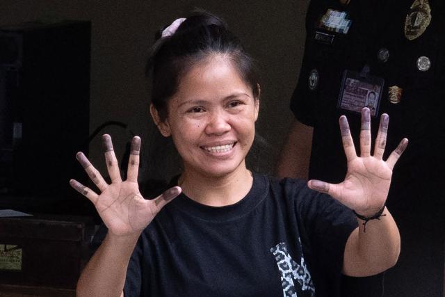 (FILES) Mary Jane Veloso shows her inked fingers after getting finger printed during a booking process inside the prison facilities at the Correctional Institution for Women in Manila on December 18, 2024. Philippine President Ferdinand Marcos said September 25, 2026 he has pardoned Mary Jane Veloso, a Filipina originally sentenced to death by Indonesia for drug trafficking. (Photo by Ted ALJIBE / AFP)
