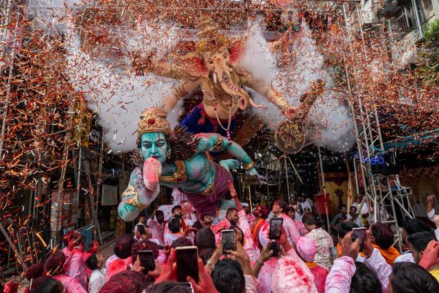 Devotees carry an idol of the Hindu deity Ganesha for immersion in the Arabian sea, during the 'Ganesh Chaturthi' festival in Mumbai on September 25, 2026. (Photo by Pratik Chorge / AFP)