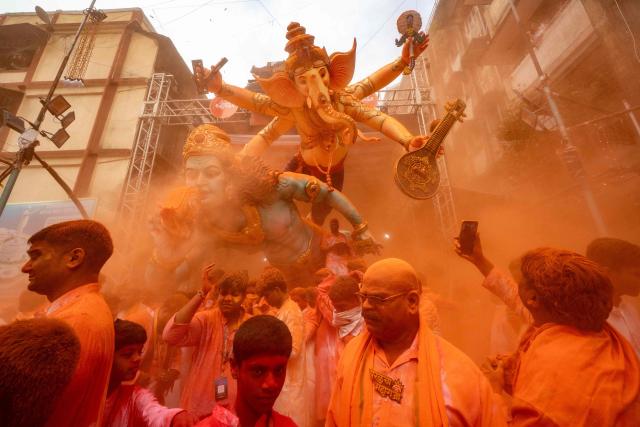 Devotees carry an idol of the Hindu deity Ganesha for immersion in the Arabian sea, during the 'Ganesh Chaturthi' festival in Mumbai on September 25, 2026. (Photo by Pratik Chorge / AFP)