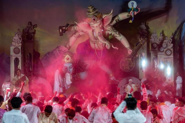 Devotees carry an idol of the Hindu deity Ganesha for immersion in the Arabian sea, during the 'Ganesh Chaturthi' festival in Mumbai on September 25, 2026. (Photo by Pratik Chorge / AFP)