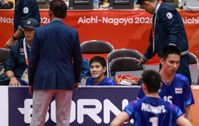 Thailand's Marukin Phanmakon (C) reacts after falling at the back of the court during the men's team regu sepak takraw gold medal finals between Thailand and Malaysia at Nagoya City Mizuho Park Gymnasium in Nagoya on September 25, 2026. (Photo by DAVID GRAY / AFP)