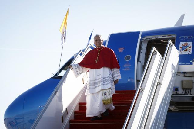 Pope Leo XIV disembarks from the plane upon his arrival at the Orly airport, in the outskirts of Paris, on September 25, 2026 for his four days visit to France. Pope Leo XIV begins an official visit to France on September 25, with several thorny issues hanging over the trip, from clerical sexual abuse to the country's new assisted dying law. (Photo by Yoan VALAT / POOL / AFP)