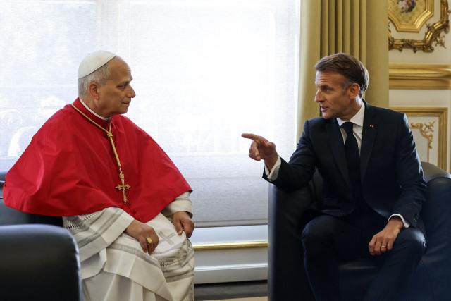 France's President Emmanuel Macron (R) meets with Pope Leo XIV (L) at the Elysee Presidential Palace, in Paris on September 25, 2026 at the start of his four days visit to France. (Photo by MOHAMMED BADRA / POOL / AFP)