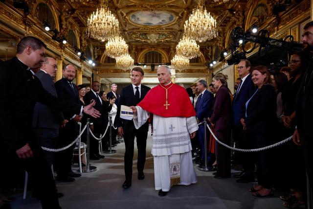 France's President Emmanuel Macron (L) and Pope Leo XIV meet with authorities, members of civil society and the diplomatic corps following their meeting at the Elysee Presidential Palace, in Paris on September 25, 2026 at the start of his four days visit to France. (Photo by Benoit Tessier / POOL / AFP)
