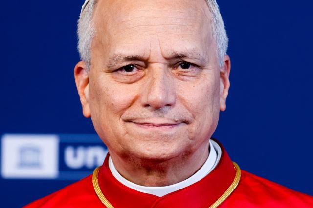 Pope Leo XIV poses for pictures upon arrival at the UNESCO headquarters, in Paris on September 25, 2026 during his four days visit to France. (Photo by Remo Casilli / POOL / AFP)