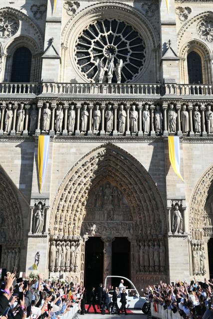 Pope Leo XIV arrives in his Papamobile (popemobile) to Notre-Dame Cathedral in Paris to celebrate a mass on September 25, 2026 as part of his four days visit to France.  (Photo by Alberto PIZZOLI / AFP)