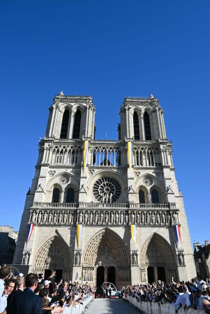 Pope Leo XIV arrives in his Papamobile (popemobile) to Notre-Dame Cathedral in Paris to celebrate a mass on September 25, 2026 as part of his four days visit to France.  (Photo by Alberto PIZZOLI / AFP)
