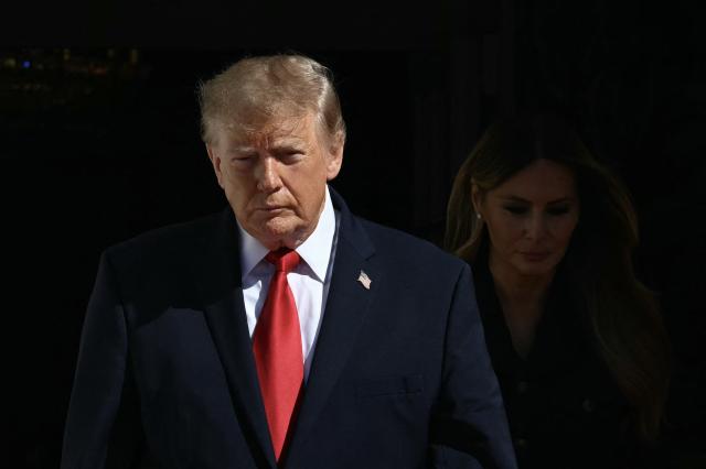 US President Donald Trump and First Lady Melania Trump before welcoming China's President Xi Jinping and his wife Peng Liyuan for tea at the White House, in Washington, DC, on September 25, 2026. (Photo by Alex WROBLEWSKI / AFP)