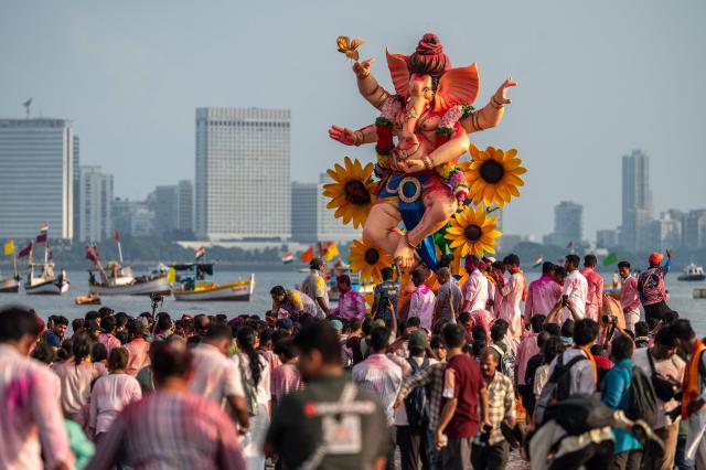 Devotees carry an idol of the elephant-headed Hindu deity Ganesha for immersion in the Arabian Sea during the Ganesh Chaturthi festival in Mumbai on September 25, 2026. (Photo by Pratik Chorge / AFP)