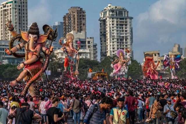 Devotees carry an idol of the elephant-headed Hindu deity Ganesha for immersion in the Arabian Sea during the Ganesh Chaturthi festival in Mumbai on September 25, 2026. (Photo by Pratik Chorge / AFP)