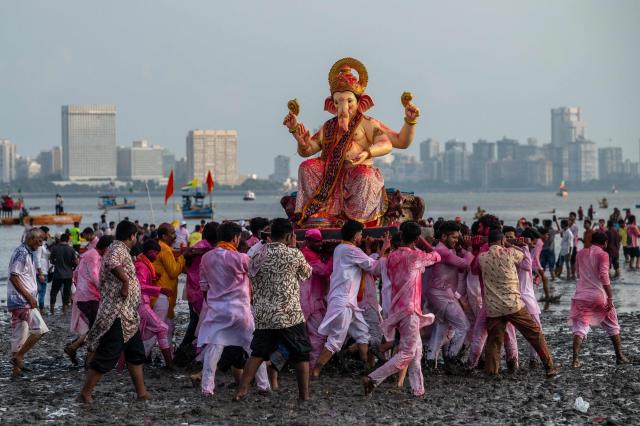 Devotees carry an idol of the elephant-headed Hindu deity Ganesha for immersion in the Arabian Sea during the Ganesh Chaturthi festival in Mumbai on September 25, 2026. (Photo by Pratik Chorge / AFP)