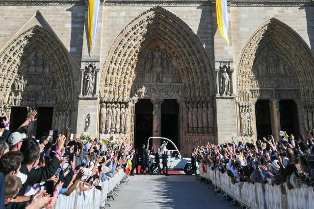TOPSHOT - Pope Leo XIV arrives in his Papamobile (popemobile) to Notre-Dame Cathedral in Paris to celebrate a mass on September 25, 2026 as part of his four days visit to France.  (Photo by Alberto PIZZOLI / AFP)