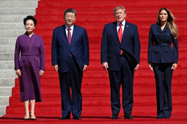 US President Donald Trump, First Lady Melania Trump, China's President Xi Jinping and his wife Peng Liyuan stand together as they arrive to visit the National Archives in Washington, DC on September 25, 2026. The rotunda at the National Archives permanently houses the Declaration of Independence, Bill of Rights and the US Constitution. (Photo by SAUL LOEB / AFP)