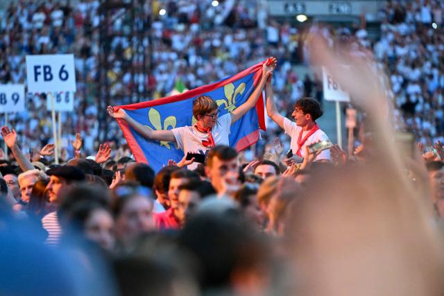Youth attend a concert as part of a prayer vigil with young people led by Pope Leo XIV at the Stade de France stadium, in Saint-Denis on the outskirts of Paris on September 25, 2026 as part of his four days visit to France. (Photo by LOU BENOIST / AFP)