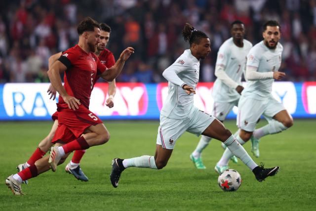 France's midfielder #11 Michael Olise fights for the ball with Turkey's midfielder #05 Salih Ozcan (L) during the UEFA Nations League (League A, Group 1) first leg football match between Turkey and France at the Kocaeli Stadium in Izmit, on September 25, 2026. (Photo by FRANCK FIFE / AFP)