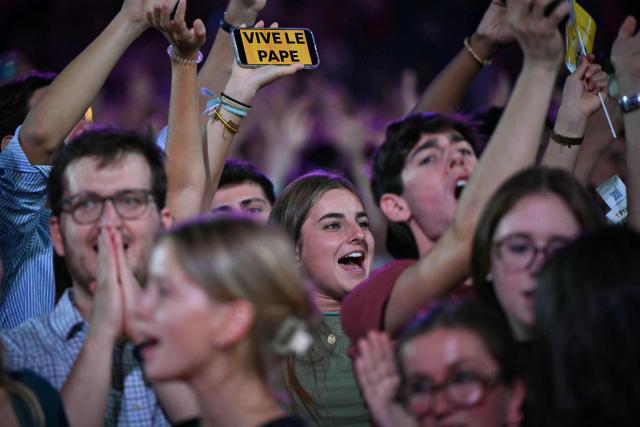 A youth holds a phone reading "Long live the Pope" during a prayer vigil with young people led by Pope Leo XIV at the Stade de France stadium, in Saint-Denis on the outskirts of Paris on September 25, 2026 as part of his four days visit to France. (Photo by LOU BENOIST / AFP)