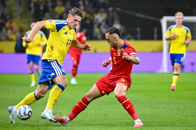 Sweden's forward Viktor Gyokeres (L) and Romania's defender #05 Virgil Ghita vie for the ball during the UEFA Nations League Group B4 football match between Sweden and Romania in Solna, Sweden on September 25, 2026. (Photo by Jonathan Nackstrand / AFP)