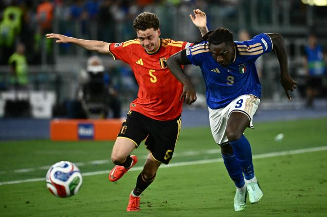 Italy's forward #09 Moise Kean fights for the ball with Belgium's defender #05 Maxim De Cuyper during the UEFA Nations League (League A, Group 1) football match between Italy and Belgium at the Olympic Stadium in Rome on September 25, 2026. (Photo by Filippo MONTEFORTE / AFP)