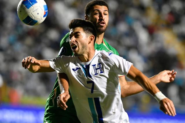 Honduras' midfielder #07 Jonathan Rubio and Suriname's defender #03 Radinio Balker fight for the ball during the Concacaf Nations League Cup football match between Honduras and Suriname at the Nacional Chelato Ucles stadium, in Tegucigalpa, on September 25, 2026. (Photo by Orlando SIERRA / AFP)