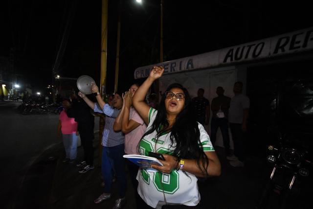 People bang pots and pans during a protest demanding improvements to public services and the return of Venezuelan opposition leader Maria Corina Machado to Venezuela, in Valencia, Venezuela, on September 25, 2026. (Photo by Jacinto OLIVEROS / AFP)