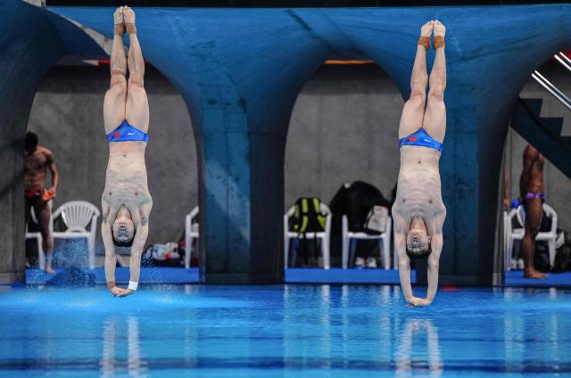 China's diver Wang Zongyuan and China's diver Zheng Jiuyuan compete in the men's synchronised 3m springboard final diving event during the 2026 Asian Games at the Tokyo Aquatics Centre in Tokyo on September 26, 2026. (Photo by Yuichi YAMAZAKI / AFP)