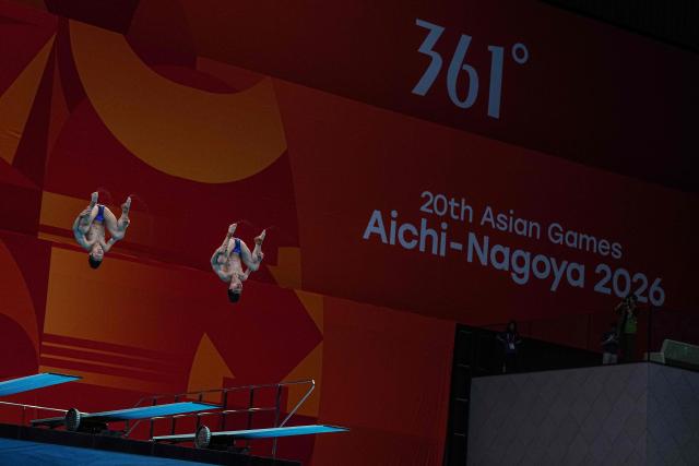 China's diver Wang Zongyuan and China's diver Zheng Jiuyuan compete in the men's synchronised 3m springboard final diving event during the 2026 Asian Games at the Tokyo Aquatics Centre in Tokyo on September 26, 2026. (Photo by Yuichi YAMAZAKI / AFP)