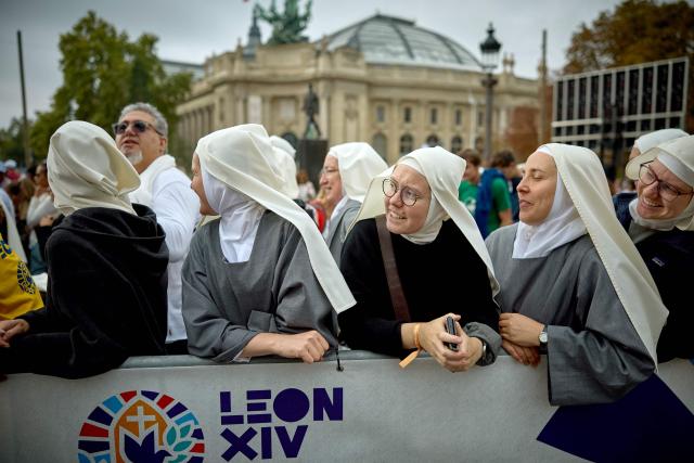 TOPSHOT - Nuns gather on the Champs-Elysees avenue ahead of the Pope's solemn outdoor mass at Place de la Concorde in central Paris, on September 26, 2026 on the second day of his visit to France. (Photo by Kiran RIDLEY / AFP)