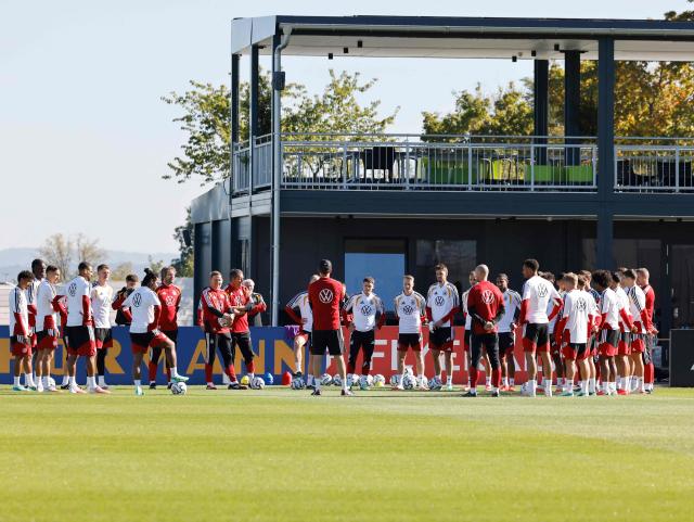 Germany's National coach Juergen Klopp (C) speaks to his team during a training session of Germany's national football team in Herzogenaurach, southern Germany on September 26, 2026, ahead of their UEFA Nations League football match against Greece on September 27. (Photo by ALEXANDRA BEIER / AFP)