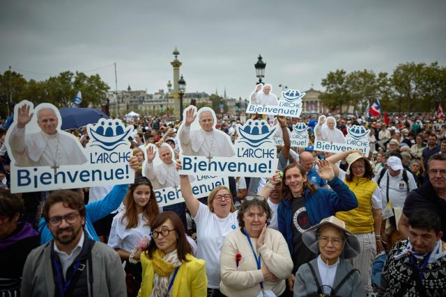People gather on the Champs-Elysees avenue ahead of the Pope's solemn outdoor mass at Place de la Concorde in central Paris, on September 26, 2026 on the second day of his visit to France. (Photo by Kiran RIDLEY / AFP)