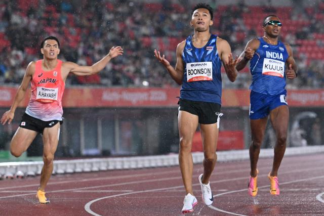 Thailand's Puripol Boonson (C) reacts after winning the men's 200m semi-final during the 2026 Asian Games at Nagoya City Mizuho Park Athletic Stadium in Nagoya, Aichi Prefecture on September 26, 2026. (Photo by MOHD RASFAN / AFP)