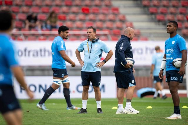 Bayonne's New Zealand head coach Gerard Fraser (C) looks on during warm-up before the French Top14 rugby union match between Racing 92 and Aviron Bayonnais (Bayonne) at Stade Dominique-Duvauchelle in Creteil, on the outskirts of Paris, on September 26, 2026. (Photo by Guillaume SALIGOT / AFP)