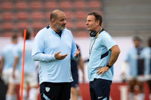 Racing 92's French head coach Patrice Collazo (G) talks with Bayonne's New Zealand head coach Gerard Fraser (R) during the warm-up before the French Top14 rugby union match between Racing 92 and Aviron Bayonnais (Bayonne) at Stade Dominique-Duvauchelle in Creteil, on the outskirts of Paris, on September 26, 2026. (Photo by Guillaume SALIGOT / AFP)