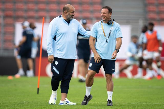 Racing 92's French head coach Patrice Collazo (G) talks with Bayonne's New Zealand head coach Gerard Fraser (R) during the warm-up before the French Top14 rugby union match between Racing 92 and Aviron Bayonnais (Bayonne) at Stade Dominique-Duvauchelle in Creteil, on the outskirts of Paris, on September 26, 2026. (Photo by Guillaume SALIGOT / AFP)