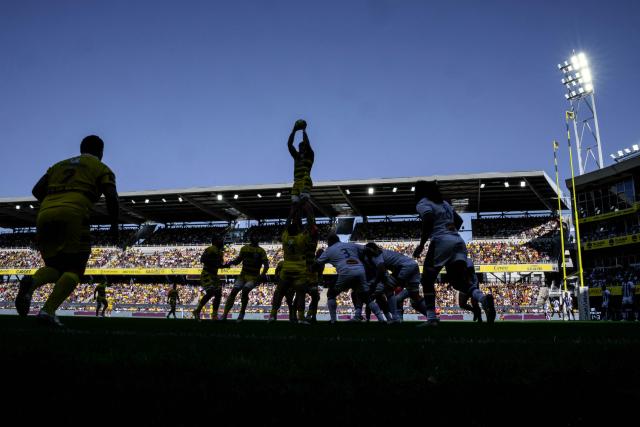Clermont-Ferrand’s French flanker #06 Killian Tixeront (top) catches the ball on a touch during the French Top14 rugby union match between ASM Clermont Auvergne and Castres Olympique at the Marcel-Michelin stadium in Clermont-Ferrand, central France, on September 26, 2026. (Photo by JEFF PACHOUD / AFP)