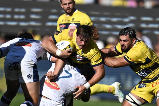 Clermont-Ferrand’s French centre #12 Leon Darricarrere (C) is tackled by Castres’ French flanker #07 Simon Meka (bottom) xxxxx during the French Top14 rugby union match between ASM Clermont Auvergne and Castres Olympique at the Marcel-Michelin stadium in Clermont-Ferrand, central France, on September 26, 2026. (Photo by JEFF PACHOUD / AFP)