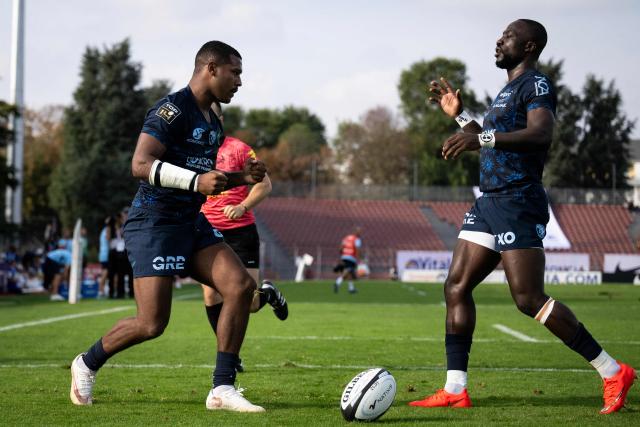 Bayonne's French full-back Cheikh Tiberghien (L) celebrates after scoring the team's first try with Bayonne's Congolese wing Madosh Tambwe during the French Top14 rugby union match between Racing 92 and Aviron Bayonnais (Bayonne) at Stade Dominique-Duvauchelle in Creteil, on the outskirts of Paris, on September 26, 2026. (Photo by Guillaume SALIGOT / AFP)