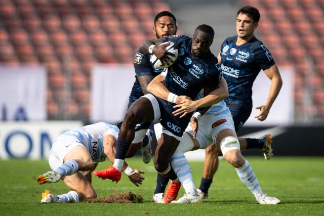 Bayonne's Congolese wing Madosh Tambwe fights for the ball during the French Top14 rugby union match between Racing 92 and Aviron Bayonnais (Bayonne) at Stade Dominique-Duvauchelle in Creteil, on the outskirts of Paris, on September 26, 2026. (Photo by Guillaume SALIGOT / AFP)