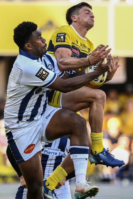 Castres' Fijian wing Vuate Karawalevu (L) fights for the ball with Clermont-Ferrand's Argentinian wing Bautista Delguy during the French Top14 rugby union match between ASM Clermont Auvergne and Castres Olympique at the Marcel-Michelin stadium in Clermont-Ferrand, central France, on September 26, 2026. (Photo by JEFF PACHOUD / AFP)