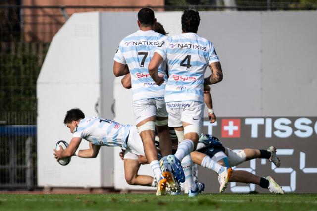 Racing 92's Argentine fly-half Geronimo Prisciantelli dives to score their team's first try during the French Top14 rugby union match between Racing 92 and Aviron Bayonnais (Bayonne) at Stade Dominique-Duvauchelle in Creteil, on the outskirts of Paris, on September 26, 2026. (Photo by Guillaume SALIGOT / AFP)