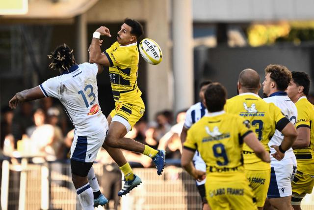 Clermont-Ferrand's French full-back Kylan Hamdaoui (2nd L) fights for the ball with Castres' Fijian centre Vilimoni Botitu (L) during the French Top14 rugby union match between ASM Clermont Auvergne and Castres Olympique at the Marcel-Michelin stadium in Clermont-Ferrand, central France, on September 26, 2026. (Photo by JEFF PACHOUD / AFP)