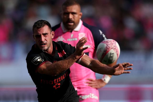 Lyon's French scrum-half Baptiste Couilloud (L) passes the ball during the French Top14 rugby union match between Stade Francais Paris and Lyon Olympique Universitaire (LOU) at the Jean-Bouin Stadium in Paris on September 26, 2026. (Photo by Anne-Christine POUJOULAT / AFP)