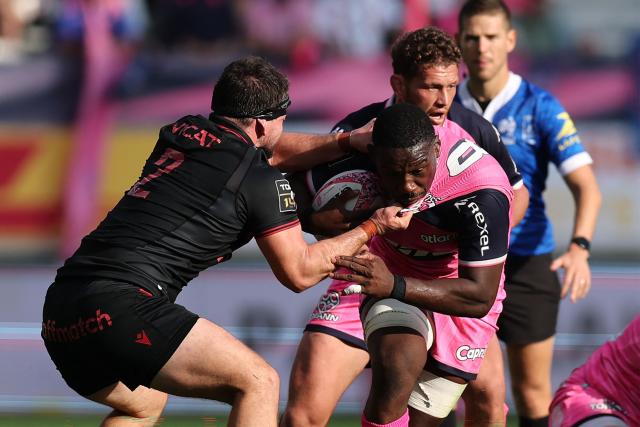 Stade français Paris' French flanker Yoan Tanga (R) fights for the ball with Lyon's French hooker Guillaume Marchand (L) during the French Top14 rugby union match between Stade Francais Paris and Lyon Olympique Universitaire (LOU) at the Jean-Bouin Stadium in Paris on September 26, 2026. (Photo by Anne-Christine POUJOULAT / AFP)