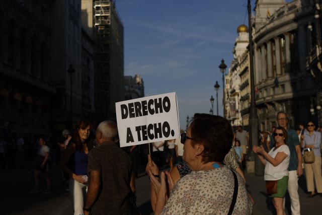 A demonstrator holds a sign reading 'right to a roof' during a protest against evictions and the housing crisis on the Puerta del Sol plaza in Madrid on September 26, 2026. Spain's main tenants' unions on September 25 urged the government to pass a new law to tackle the country's housing crisis after an 87-year-old was evicted from her Madrid home, sparking nationwide protests. (Photo by Oscar DEL POZO / AFP)