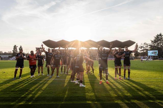 Bayonne's players celebrate at the end of the French Top14 rugby union match between Racing 92 and Aviron Bayonnais (Bayonne) at Stade Dominique-Duvauchelle in Creteil, on the outskirts of Paris, on September 26, 2026. (Photo by Guillaume SALIGOT / AFP)