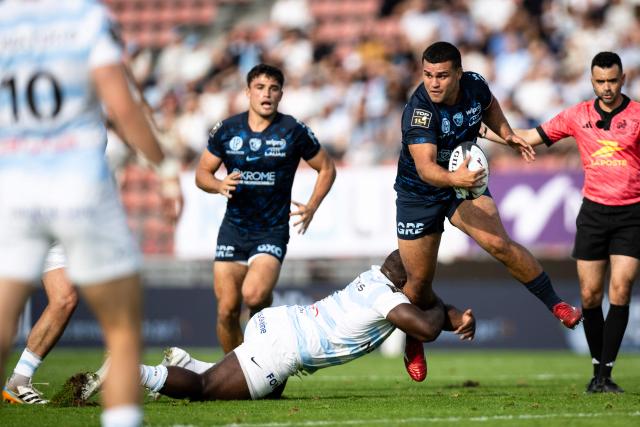 Bayonne's French hooker Guillaume Cramont runs with the ball during the French Top14 rugby union match between Racing 92 and Aviron Bayonnais (Bayonne) at Stade Dominique-Duvauchelle in Creteil, on the outskirts of Paris, on September 26, 2026. (Photo by Guillaume SALIGOT / AFP)