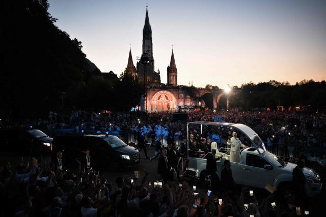 Pope Leo XIV waves to worshippers from the Papamobile (popemobile) on his way to the Grotto of Apparitions at Massabielle in the Sanctuary of Our Lady of Lourdes, southwestern France, on September 26, 2026 on the second day of his visit to France. (Photo by Ed JONES / AFP)