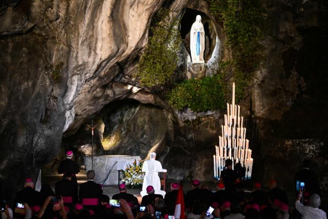 Pope Leo XIV prays in front of the statue of the Virgin Mary during a prayer with worshippers at the Grotto of Massabielle in the Sanctuary of Our Lady of Lourdes southwestern France, on September 26, 2026 on the second day of his visit to France. (Photo by Alberto PIZZOLI / AFP)