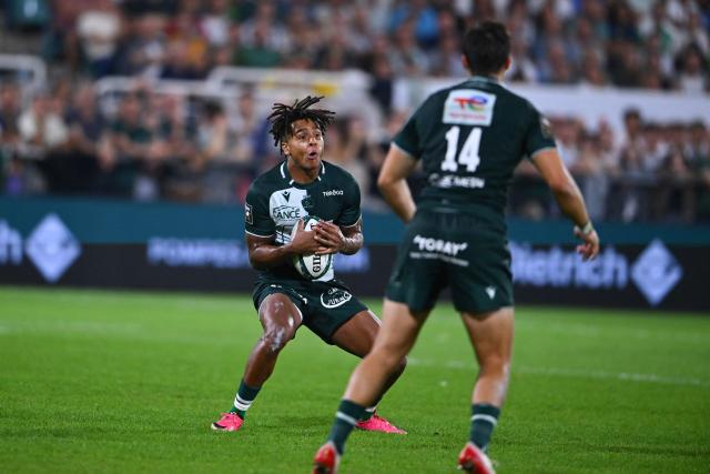 Pau's French fullback Theo Attissogbe grabs the ball during the French Top14 rugby union match between Section Paloise and Stade Rochelais (La Rochelle) at the Stade du Hameau in Pau, south-western France on September 26, 2026. (Photo by Gaizka IROZ / AFP)
